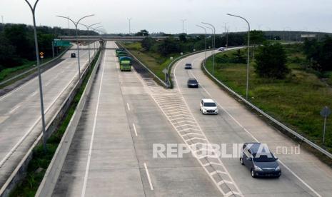 Sejumlah kendaraan melintas di jalan tol untuk mudik Lebaran. Pemerintah masih mengkaji aturan terkait mudik Lebaran 2022.