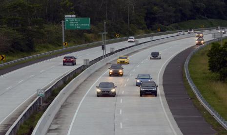  Polda dan FKUB Lampung Jaga Kondusivitas Jelang Nataru. Foto:  Sejumlah kendaraan melintas di Jalan Tol Trans Sumatera (JTTS) Ruas Bakauheni-Terbanggi Besar di Desa Sabahbalau, Lampung Selatan, Lampung, Minggu (3/1/2021). Arus balik libur Natal dan Tahun Baru di JTTS Ruas Bakauheni-Terbanggi Besar jalur A dan B terpantau ramai lancar. 