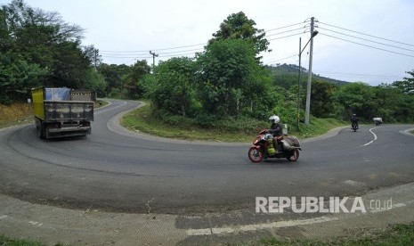 Sejumlah kendaraan melintas di Jalur Alternatif Cijapati, Kabupaten Bandung. Satlantas Polresta Bandung menyarankan pemudik tidak menggunakan jalur Cijapati, Kabupaten Bandung saat mudik Lebaran 2025.