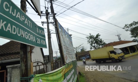 Sejumlah kendaraan melintas di Jalur Alternatif Cijapati, Jalan Raya Cijapati, Kabupaten Bandung, Selasa (13/6). 