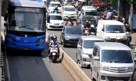 Sejumlah kendaraan melintas di jalur Transjakarta di Jalan Otista Raya, Jatinegara, Jakarta Timur, Kamis (5/10). 