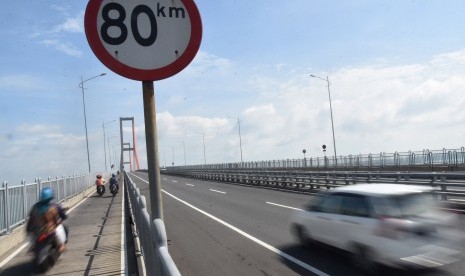 Sejumlah kendaraan melintas di Jembatan Tol Suramadu, Jawa Timur, Selasa (1/3).