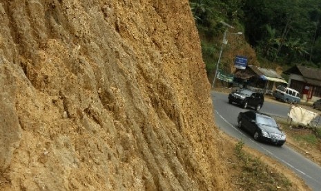  Sejumlah kendaraan melintas di kawasan Tasikmalaya, Jawa Barat, Ahad (5/8). Sepanjang 60 M jalur Garut - Tasikmalaya via singaparna KM 83, rawan longsor saat musim penghujan, 