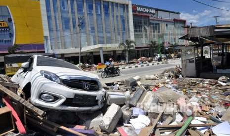 Sejumlah kendaraan melintas di kawasan yang terdampak gempa dan tsunami di Palu, Sulawesi Tengah, Jumat (5/10).