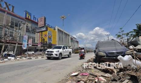 Sejumlah kendaraan melintas di kawasan yang terdampak gempa dan tsunami di Palu, Sulawesi Tengah, Jumat (5/10). 