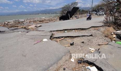 Sejumlah kendaraan melintas di kawasan yang terdampak gempa dan tsunami di Palu, Sulawesi Tengah, Jumat (5/10).