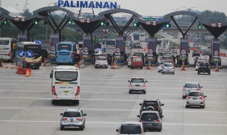 Sejumlah kendaraan melintas di pintu keluar tol Palimanan, Cirebon, Jawa Barat. ilustrasi 