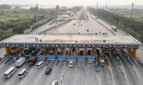 Sejumlah kendaraan melintas di pintu Tol Cikampek Utama, Karawang, Jawa Barat (ilustrasi). PT Jasa Marga (Persero)Tbk mulai mencatat peningkatan volume lalu lintas pagi ini di Jalan Tol Jakarta-Cikampek (Japek) arah Cikampek. Untuk mengatasi hal tersebut, saat ini atas diskresi dari kepolisian, Jasa Marga berlakukan contraflow dari kilometer 47 (Karawang) hingga Gerbang Tol (GT) Cikampek Utama kilometer 70. 