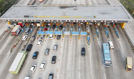 Sejumlah kendaraan melintas di pintu Tol Cikampek Utama, Karawang, Jawa Barat, Senin (25/4/2022). Memasuki H-7 Idul Fitri, arus mudik dari Jakarta ke Cikampek terpantau masih lengang.