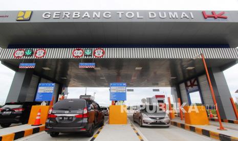 Sejumlah kendaraan melintas di pintu Tol Dumai di Dumai, Riau, Jumat (9/10/2020). Pemerintah masih menggratiskan penggunaan ruas Tol Dumai-Pekanbaru sejak dibuka tanggal 26 September 2020 sambil menunggu SK Tarif yang dikeluarkan oleh Kementerian PUPR. Sementara jumlah kendaraan yang masuk dan keluar lewat pintu tol itu selama hampir dua pekan sudah mencapai 57.274 lebih.