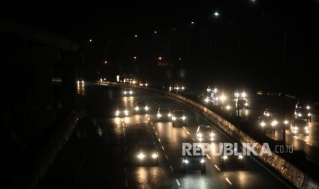 ilustrasi. Sejumlah kendaraan melintas di Ruas Jalan Tol Jakarta-Bekasi Timur saat sistem satu arah di Jakarta, Selasa (19/6). Polisi menerapkan sistem satu arah atau one way traffic di tol Jakarta-Cikampek (Japek) dan tol Cikopo-Palimanan (Cipali) arah menuju Jakarta untuk mengurai kemacetan saat pucak arus balik diprediksikan terjadi pada Selasa (19/6) malam. 