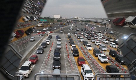 Sejumlah kendaraan melintas di ruas jalan Tol Jakarta-Cikampek arah Jakarta, pintu masuk Tol Cikarang Utama, Kabupaten Bekasi, Jawa Barat, Senin (2/1). 