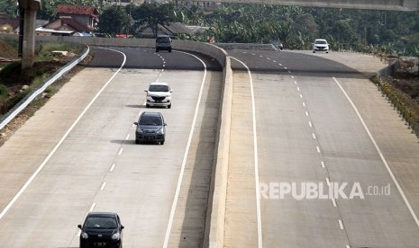 Sejumlah kendaraan melintas di ruas tol Bogor-Ciawi-Sukabumi (Bocimi), Ciawi, Kabupaten Bogor, Jawa Barat Kamis (21/6).