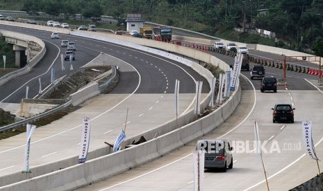 Sejumlah kendaraan melintas di ruas tol Bogor-Ciawi-Sukabumi (Bocimi), Ciawi, Kabupaten Bogor, Jawa Barat Kamis (21/6).