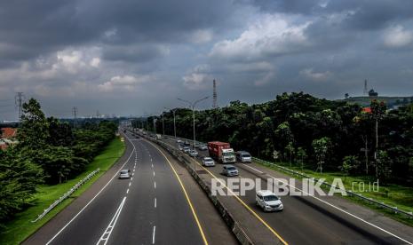 Sejumlah kendaraan melintas di ruas Tol Ciawi jalur wisata Puncak, Kabupaten Bogor, Jawa Barat, Rabu (8/12/2021). Polres Bogor berencana memberlakukan ganjil genap di ruas tol Bogor Ciawi Sukabumi (Bocimi) serta menutup total jalur wisata Puncak, guna meminimalisir pergerakan orang pada libur Natal dan pergantian Tahun Baru (Nataru).