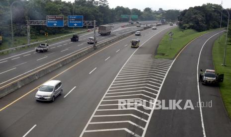 Sejumlah kendaraan melintas di ruas Tol Ciawi jalur wisata Puncak, Kabupaten Bogor, Jawa Barat, Rabu (8/12/2021). Polres Bogor berencana memberlakukan ganjil genap di ruas tol Bogor Ciawi Sukabumi (Bocimi) serta menutup total jalur wisata Puncak, guna meminimalisir pergerakan orang pada libur Natal dan pergantian Tahun Baru (Nataru).