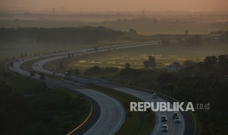 Sejumlah kendaraan melintas di ruas tol Cipali km 182, Cirebon, Jawa Barat, Kamis (8/6). Pihak Kepolisian akan melakukan pengalihan arus kendaraan ke jalur arteri Pantura apabila terjadi kepadatan arus di ruas tol Cipali. 