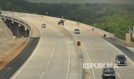 Sejumlah kendaraan melintas di ruas tol fungsional Bawen- Salatiga, Ahad (2/7). 