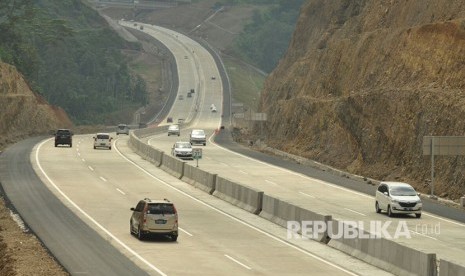 Sejumlah kendaraan melintas di ruas tol fungsional Bawen- Salatiga, Ahad (2/7). 