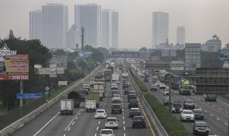 Sejumlah kendaraan melintas di ruas Tol Jakarta-Tangerang, Kota Tangerang, Banten, Selasa (17/5/2022). Telah terjadi kecelakaan antara Innova vs Truk di Tol Jakarta-Tangerang.