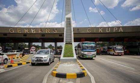 Sejumlah kendaraan melintas di ruas tol. Jasa Marga  mencatat jumlah kendaraan yang meninggalkan wilayah Jabodetabek selama periode 17-22 Desember 2021 meningkat.