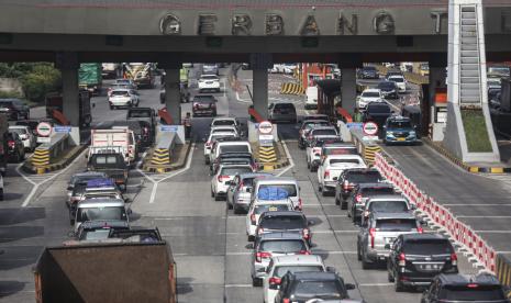 Sejumlah kendaraan melintas di ruas Tol Tangerang-Merak, Kabupaten Tangerang, Banten (ilustrasi). PT Astra Infra, berencana melakukan penyesuaian tarif tol pada tahun ini. Salah satu ruas tol yang akan mengalami kenaikan tarif adalah Tol Tangerang-Merak.