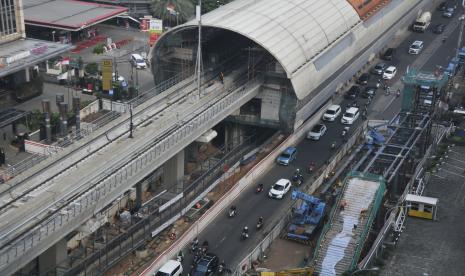 Pantauan udara proyek pembangunan Stasiun LRT Kuningan, Jakarta Selatan, Rabu (22/6/2022). 