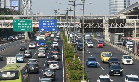 Sejumlah kendaraan melintas di Tol Dalam Kota di kawasan Gatot Subroto, Jakarta. 