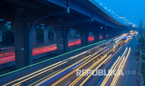 Sejumlah kendaraan melintas di tol Jakarta-Cikampek di Bekasi, Jawa Barat.