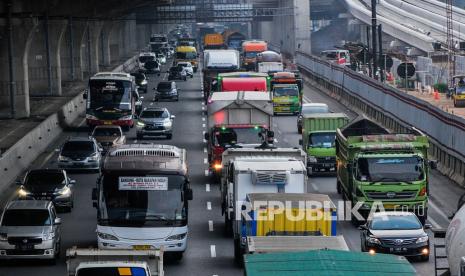 Sejumlah kendaraan melintas di tol Jakarta-Cikampek, Jatimulya, Kabupaten Bekasi, Jawa Barat, Rabu (28/10/2020). PT Jasa Marga (Persero) Tbk mencatat sebanyak 336.929 kendaraan meninggalkan Jakarta saat libur cuti bersama dan Maulid Nabi 1442 H. 