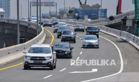 Sejumlah kendaraan melintas di tol layang Jakarta-Cikampek II, Bekasi Jawa Barat, Ahad (1/11/2020). Pada saat pandemi, membuka jendela saat berkendara dengan mobil penting untuk  memberikan perlindungan terbaik dari transmisi virus.