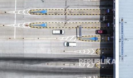 Sejumlah kendaraan melintas di tol trans Sumatera ruas Palembang-Indralaya (Palindra) di Desa Ibul Besar III, Pemulutan, Ogan Ilir (OI), Sumatera Selatan, Kamis (18/10/2018). 