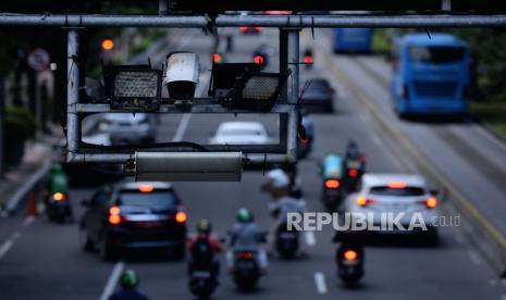 Sejumlah kendaraan melintas dibawah alat sistem jalan berbayar elektronik di Jalan Medan Merdeka Barat, Jakarta, Rabu (11/1/2023).