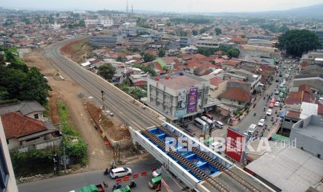 Sejumlah kendaraan melintas dibawah pembangunan jalur ganda (double track) kereta api Bogor-Sukabumi di Kelurahan Empang, Kota Bogor, Jawa Barat, Kamis (30/12/2021). Progres pembangunan proyek strategis nasional tersebut sudah mencapai 90 persen dan ditargetkan akan diuji coba kelaikan jalur ganda dan beban mulai dari Stasiun Paledang, Bogor, sampai Stasiun Cicurug, Sukabumi, pada Maret 2022. 