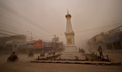  Sejumlah kendaraan melintas ketika hujan abu vulkanik di Perempatan Tugu, Yogyakarta, Jumat (14/2).     (Antara/Noveradika)