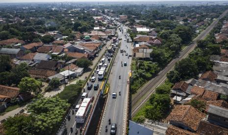 Sejumlah kendaraan melintas menuju arah Cirebon dan Jawa Tengah (lajur kiri) di kawasan Simpang Jomin, Karawang, Jawa Barat, Sabtu (7/5/2022). Jalur pantura tersebut mengalami kepadatan volume kendaraan imbas dari penerapan rekayasa lalu lintas satu arah atau one way mulai dari Km 414 Gerbang Tol Kalikangkung hingga Km 3 Jalan Tol Jakarta-Cikampek.