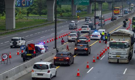 Sejumlah kendaraan melintas menuju arah Jakarta saat pemberlakuan sistem contraflow di Tol Jakarta-Cikampek, Karawang, Jawa Barat, Senin (16/5/2022). PT Jasa Marga (Persero) Tbk melalui sub holding PT Jasamarga Transjawa Tol (JTT) memastikan sudah merampungkan pelebaran satu lajur di Jalan Tol Jakarta-Cikampek (Japek).