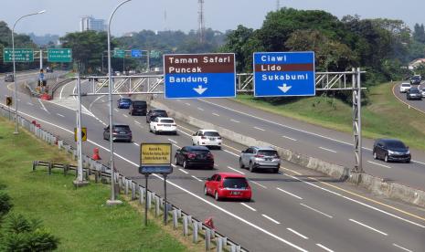 Sejumlah kendaraan melintas menuju jalur wisata Puncak, Ciawi, Kabupaten Bogor, Jawa Barat, Jumat (14/5/2021). Arus lalu lintas jalur wisata Puncak Bogor terpantau ramai lancar pada libur Hari Raya?Idul Fitri 1442 Hijiriah. 