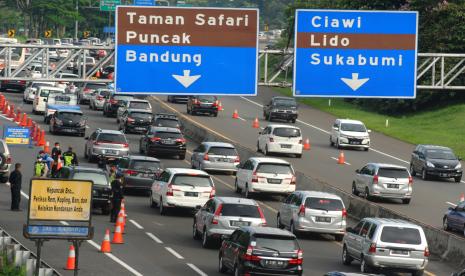 Sejumlah kendaraan melintas menuju kawasan Ciawi, Lido dan Sukabumi setelah pintu keluar tol Jagorawi (ilustrasi).