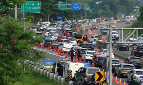 Ilustrasi. Jasa Marga atas diskresi kepolisian memberlakukan rekayasa lalu lintas (lalin) lawan arus atau contra flow mulai KM 44+500 sampai dengan KM 46+500 Jalan Tol Jagorawi. 