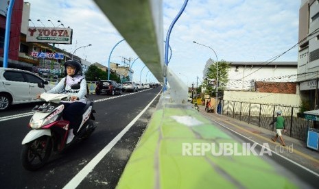 Sejumlah kendaraan melintas saat dilakukan uji coba Jalan Layang Antapani, di Jalan Jakarta, Kota Bandung, Rabu (28/12).