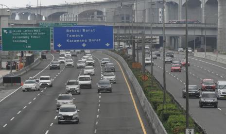 Sejumlah kendaraan melintas di Tol Jakarta-Cikampek, Bekasi, Jawa Barat (ilustrasi). 