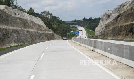 Sejumlah kendaraan melintasi di jalan Tol Solo Semarang saat penyusuran pra uji laik fungsi dan keselamatan Trans Jawa, Semarang, Jawa Tengah, Jumat (7/12/2018). 