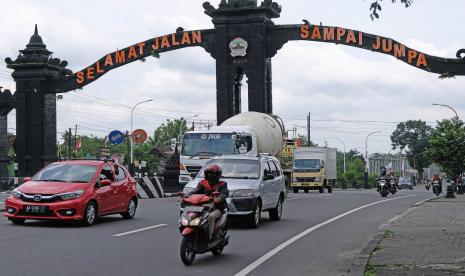 Sejumlah kendaraan melintasi gapura perbatasan provinsi Jawa Tengah dengan DI Yogyakarta di Salam, Magelang, Jawa Tengah, Jumat (5/2/2021). Pemerintah provinsi Jawa Tengah akan menerapkan program Dua Hari di Rumah Saja pada tanggal (6-7/2/2021) guna menekan penyebaran COVID-19 dengan menutup seluruh tempat wisata, pasar dan pusat keramaian. 