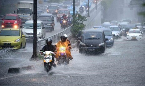   Sejumlah kendaraan melintasi genangan air di kawasan Matraman, Jakarta Timur, Rabu (8/1).    (Republika/Agung Supriyanto)