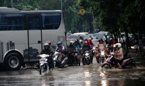  Sejumlah kendaraan melintasi genangan air setinggi 30 cm di Jalan Dr. Sahardjo, Tebet, Jakarta Selatan, Jumat, (8/11).   (Republika/Yasin Habibi)