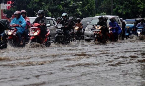  Sejumlah kendaraan melintasi genangan air setinggi 30 cm di Jalan Dr. Sahardjo, Tebet, Jakarta Selatan, Jumat, (8/11).  (Republika/Yasin Habibi)