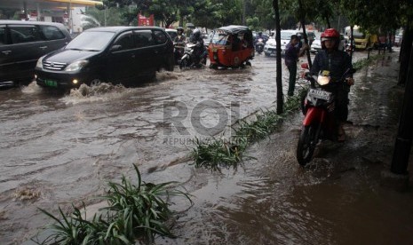  Sejumlah kendaraan melintasi genangan air setinggi 30 cm di Jalan Dr. Sahardjo, Tebet, Jakarta Selatan, Jumat, (8/11).  (Republika/Yasin Habibi)