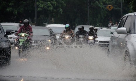  Sejumlah kendaraan melintasi genangan air setinggi 30 cm di Jalan Dr. Sahardjo, Tebet, Jakarta Selatan, Jumat, (8/11).  (Republika/Yasin Habibi)