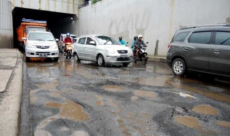 Sejumlah kendaraan melintasi jalan rusak di underpass Pasar Gembrong, Jakarta Timur, Jumat (28/2). (foto : Raisan Al Farisi) (ilustrasi)